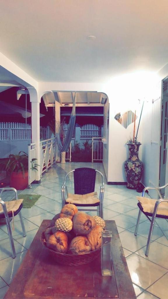 Le Sable Bleu - Evasion Tropicale A Sainte-Anne - Plage 5Min - Piscine - Parking - Logement Climatise - Vue Sur Les Palmiers - Parfait Pour Sejours En Famille Ou Entre Amis Buitenkant foto
