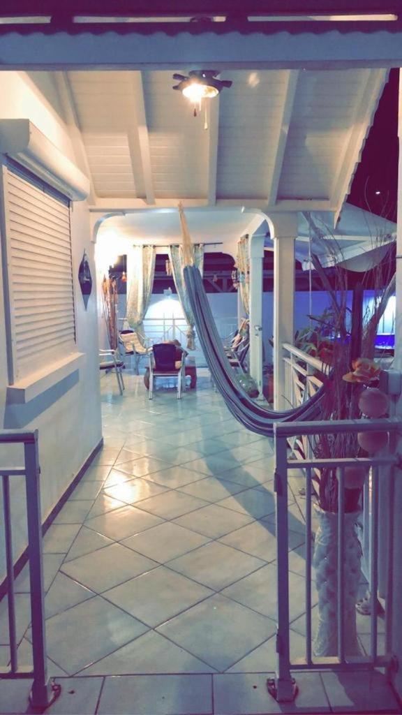 Le Sable Bleu - Evasion Tropicale A Sainte-Anne - Plage 5Min - Piscine - Parking - Logement Climatise - Vue Sur Les Palmiers - Parfait Pour Sejours En Famille Ou Entre Amis Buitenkant foto