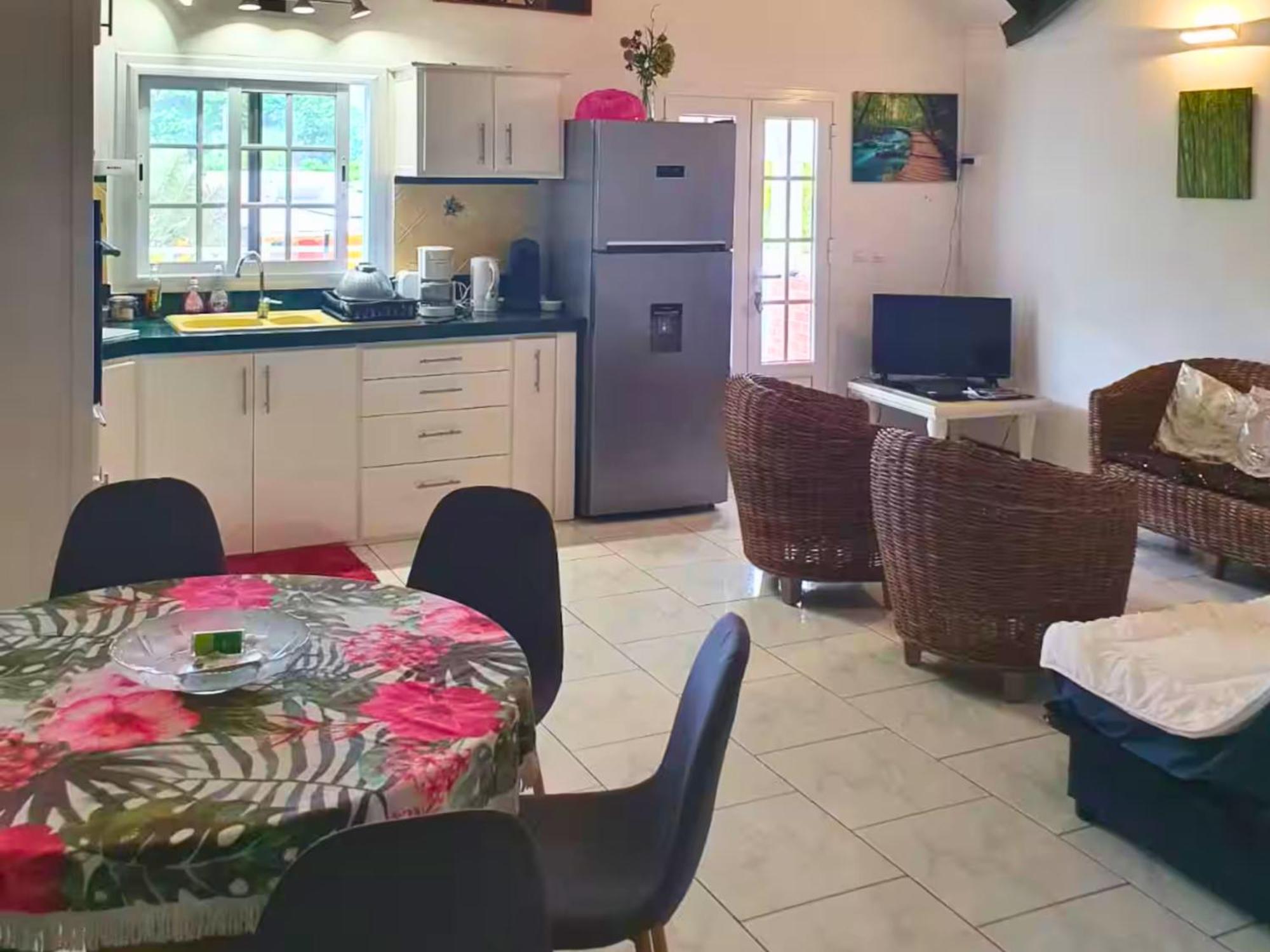 Le Sable Bleu - Evasion Tropicale A Sainte-Anne - Plage 5Min - Piscine - Parking - Logement Climatise - Vue Sur Les Palmiers - Parfait Pour Sejours En Famille Ou Entre Amis Buitenkant foto